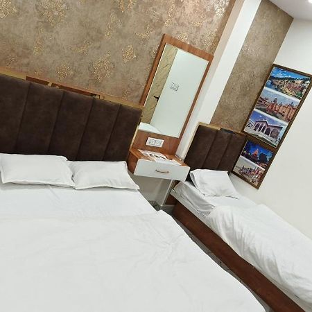Hotel Malay Inn Уджайн Екстериор снимка