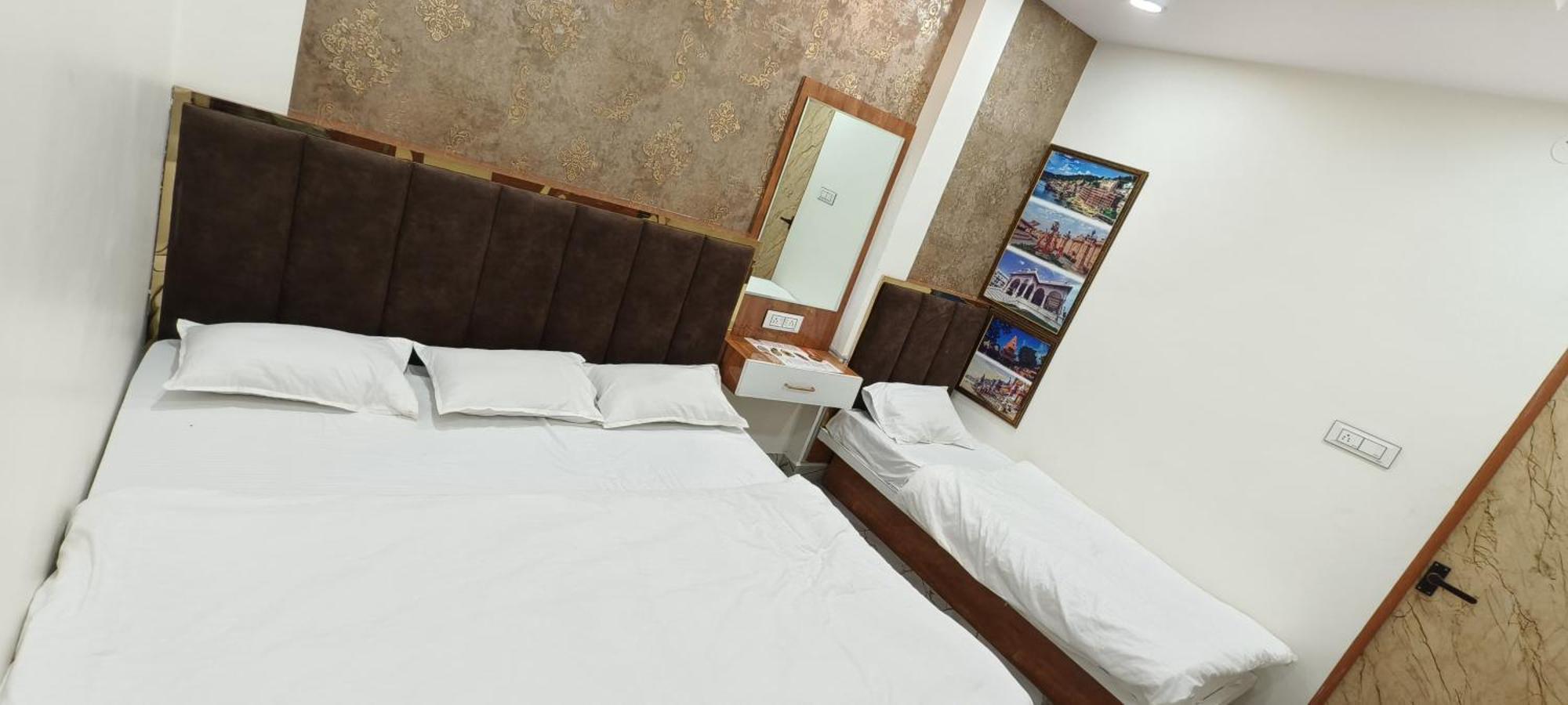 Hotel Malay Inn Уджайн Екстериор снимка