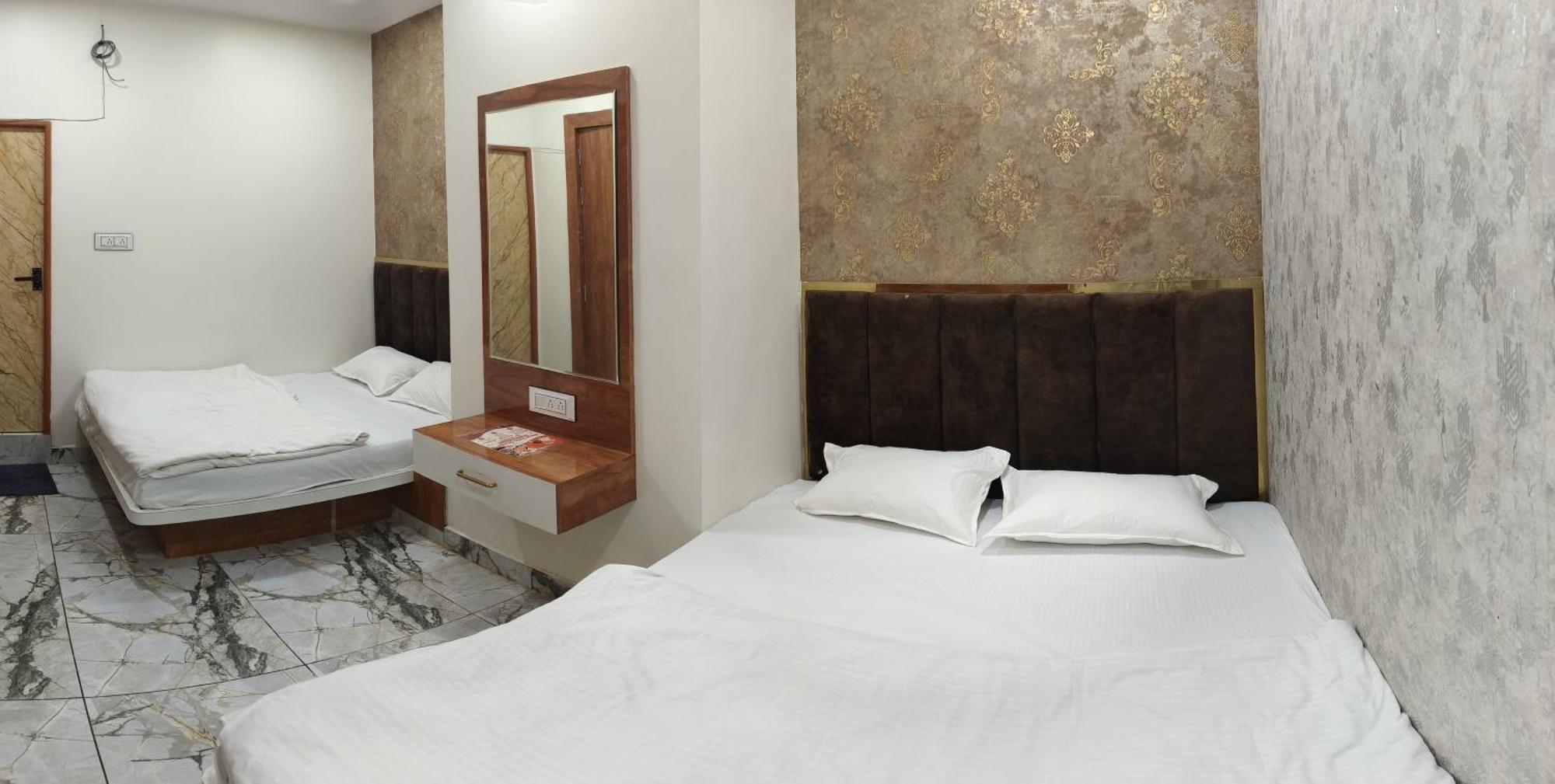 Hotel Malay Inn Уджайн Екстериор снимка