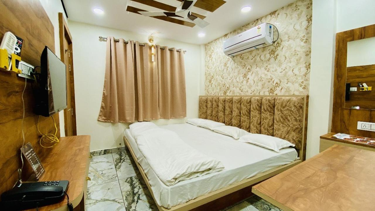 Hotel Malay Inn Уджайн Екстериор снимка