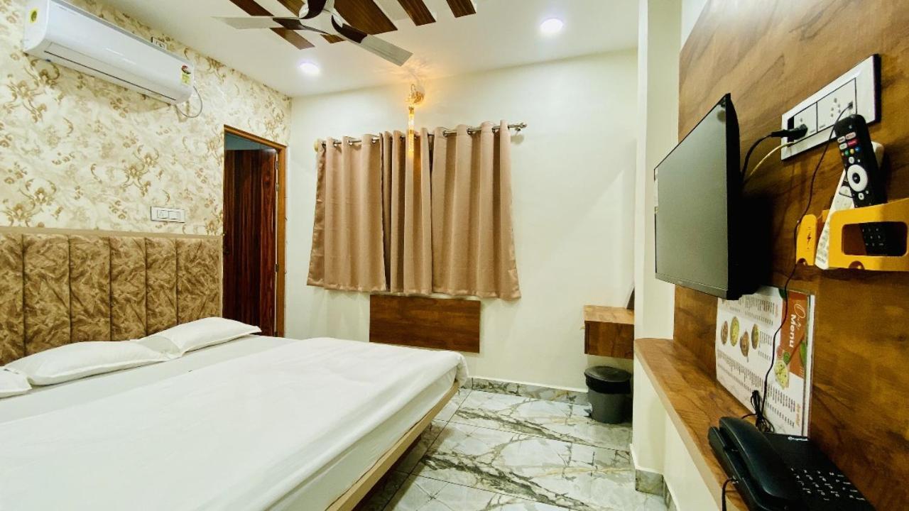 Hotel Malay Inn Уджайн Екстериор снимка