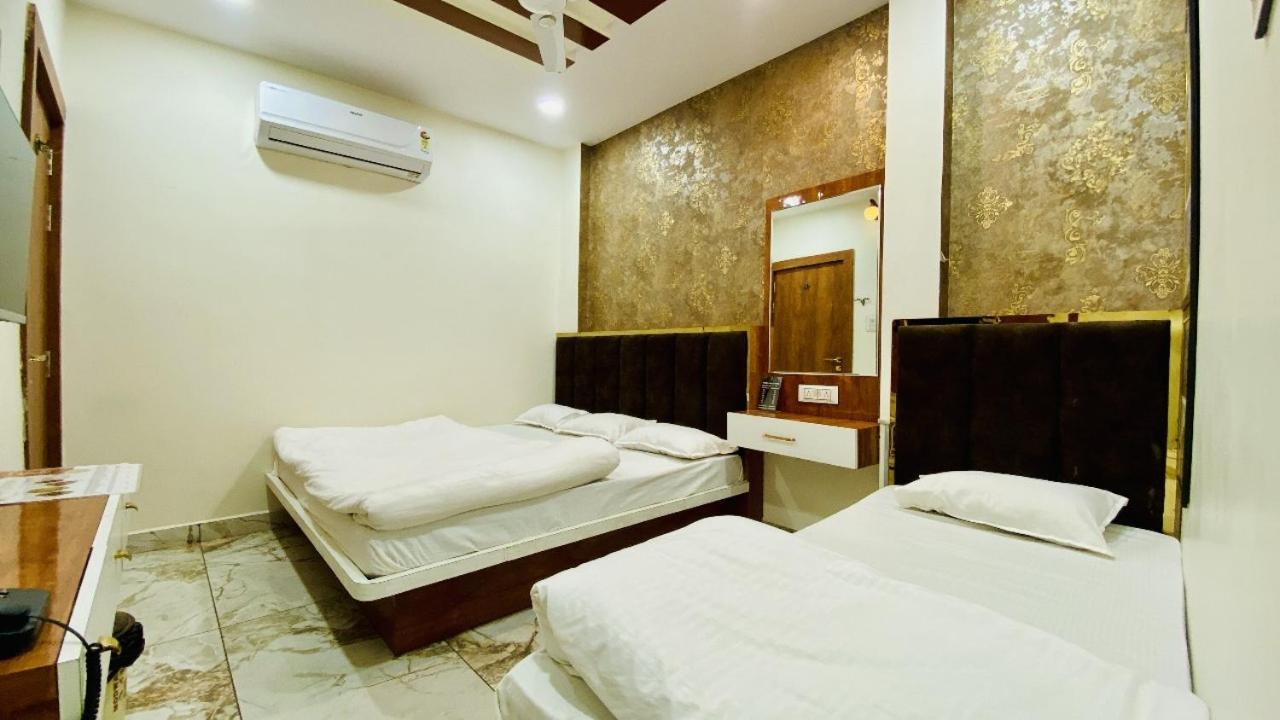 Hotel Malay Inn Уджайн Екстериор снимка