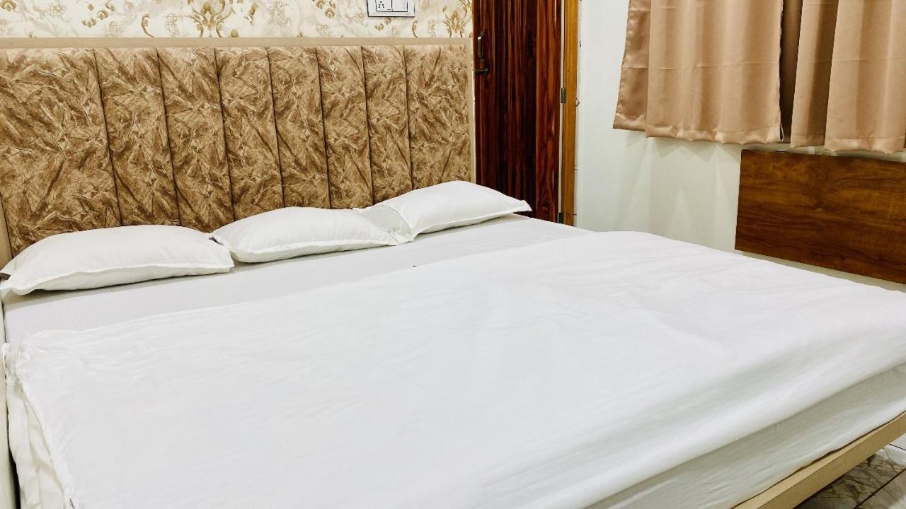 Hotel Malay Inn Уджайн Екстериор снимка