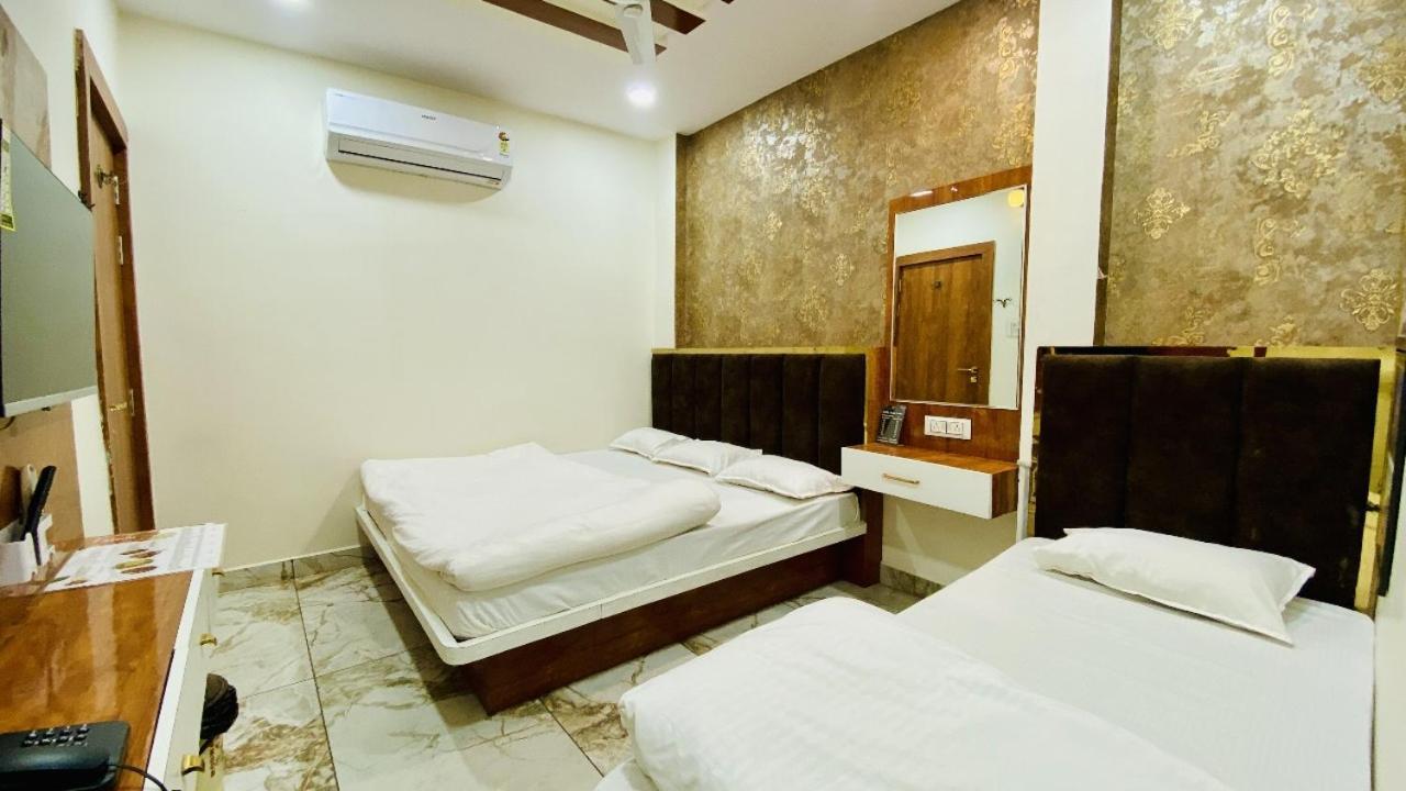 Hotel Malay Inn Уджайн Екстериор снимка