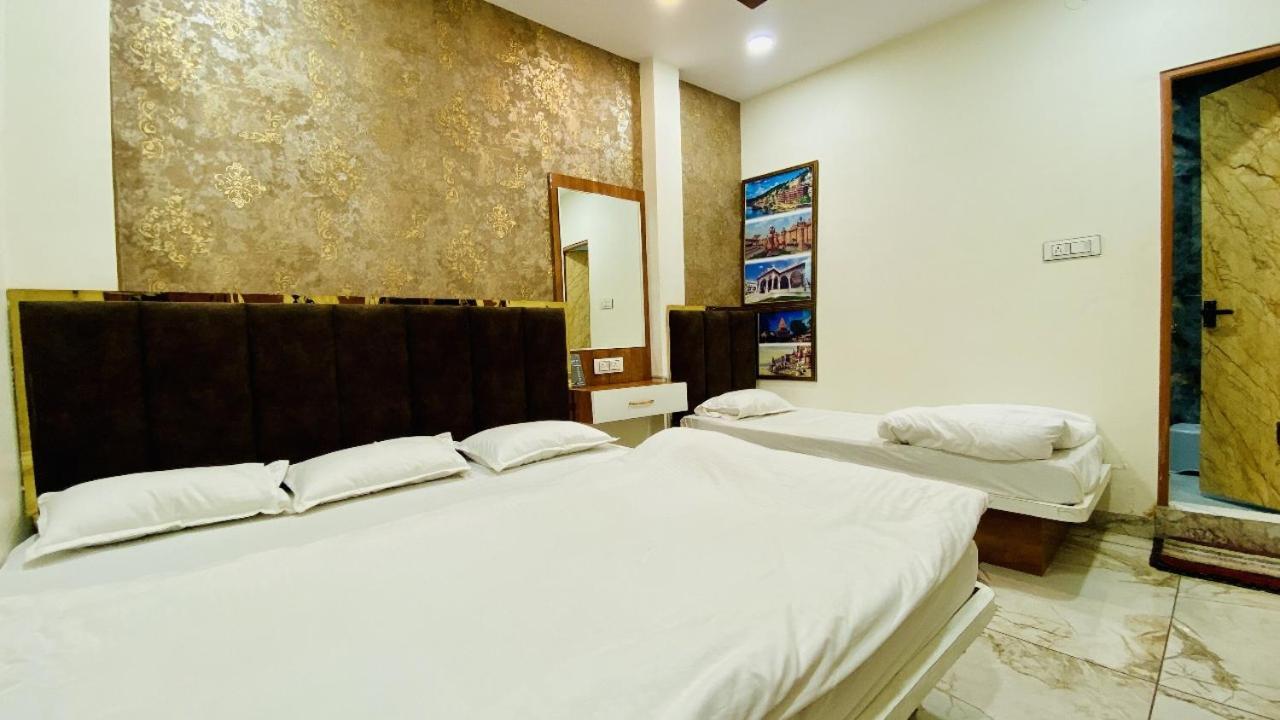 Hotel Malay Inn Уджайн Екстериор снимка