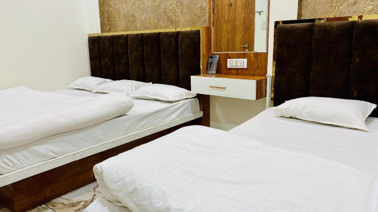 Hotel Malay Inn Уджайн Екстериор снимка