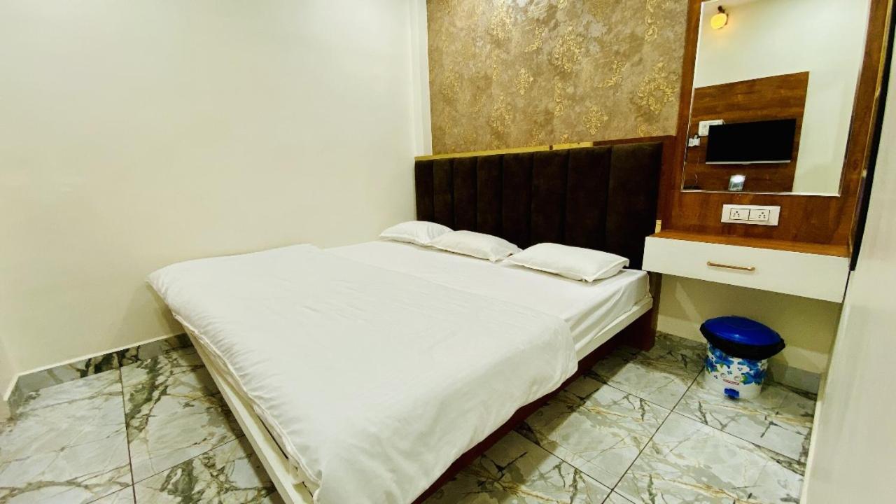 Hotel Malay Inn Уджайн Екстериор снимка