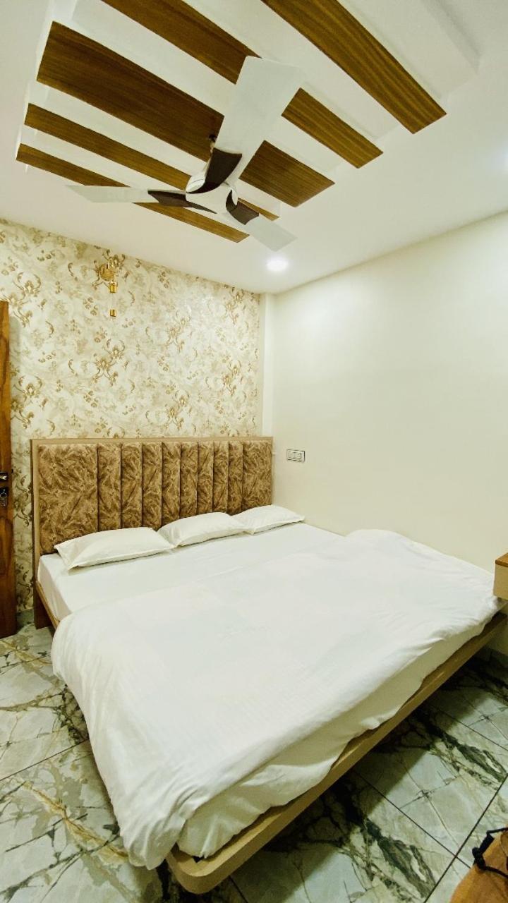 Hotel Malay Inn Уджайн Екстериор снимка