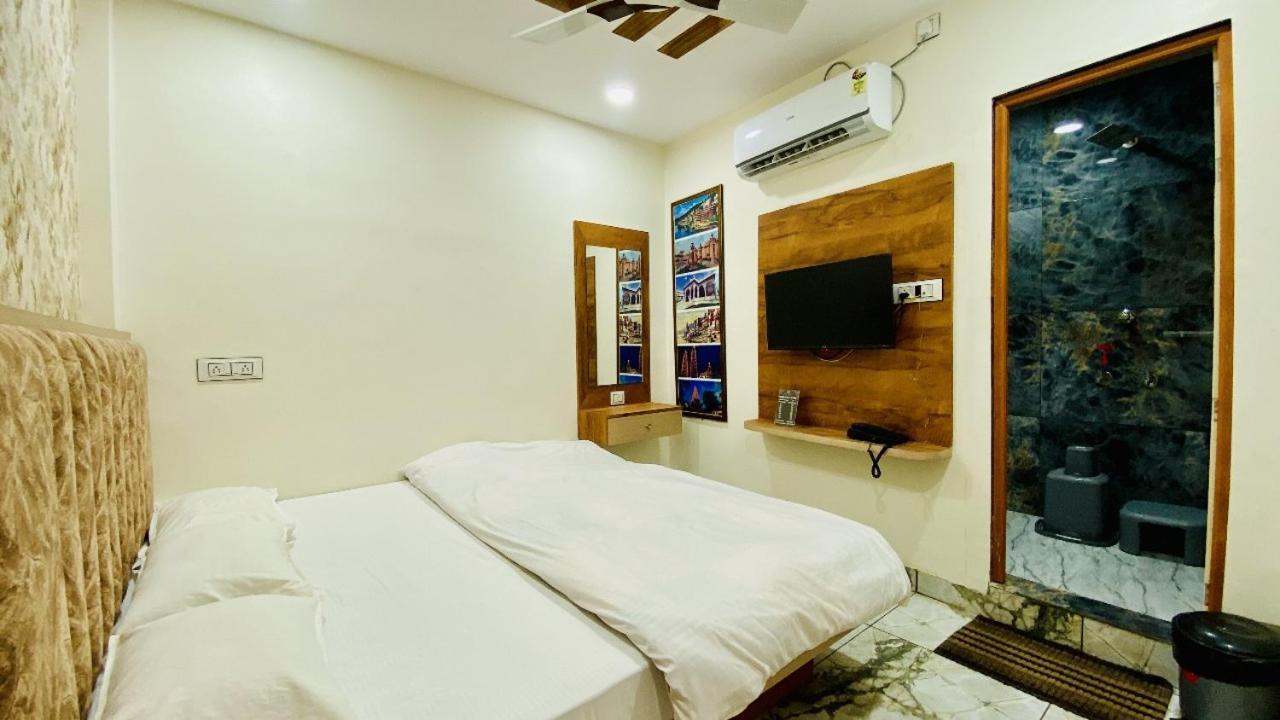 Hotel Malay Inn Уджайн Екстериор снимка
