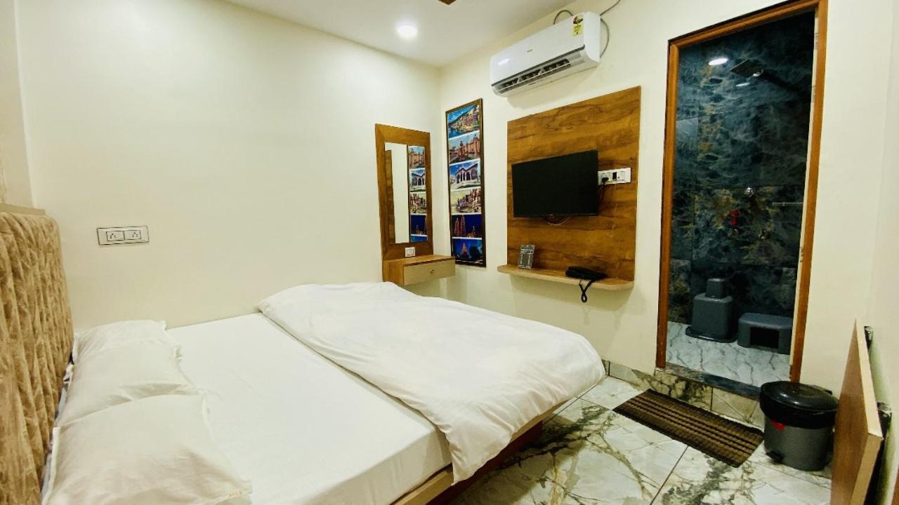 Hotel Malay Inn Уджайн Екстериор снимка
