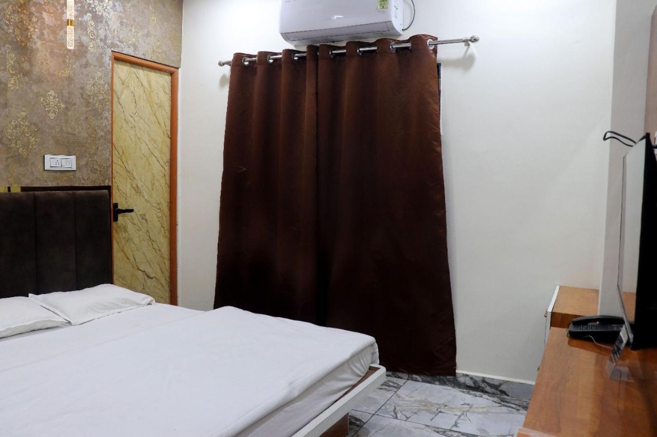 Hotel Malay Inn Уджайн Екстериор снимка