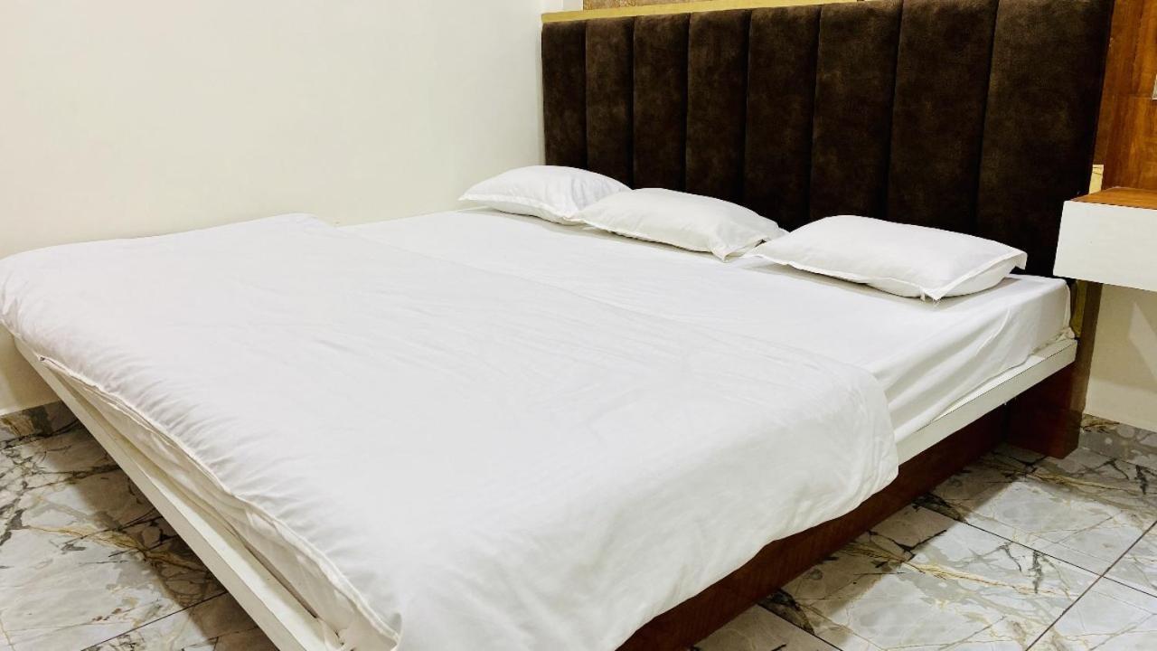 Hotel Malay Inn Уджайн Екстериор снимка