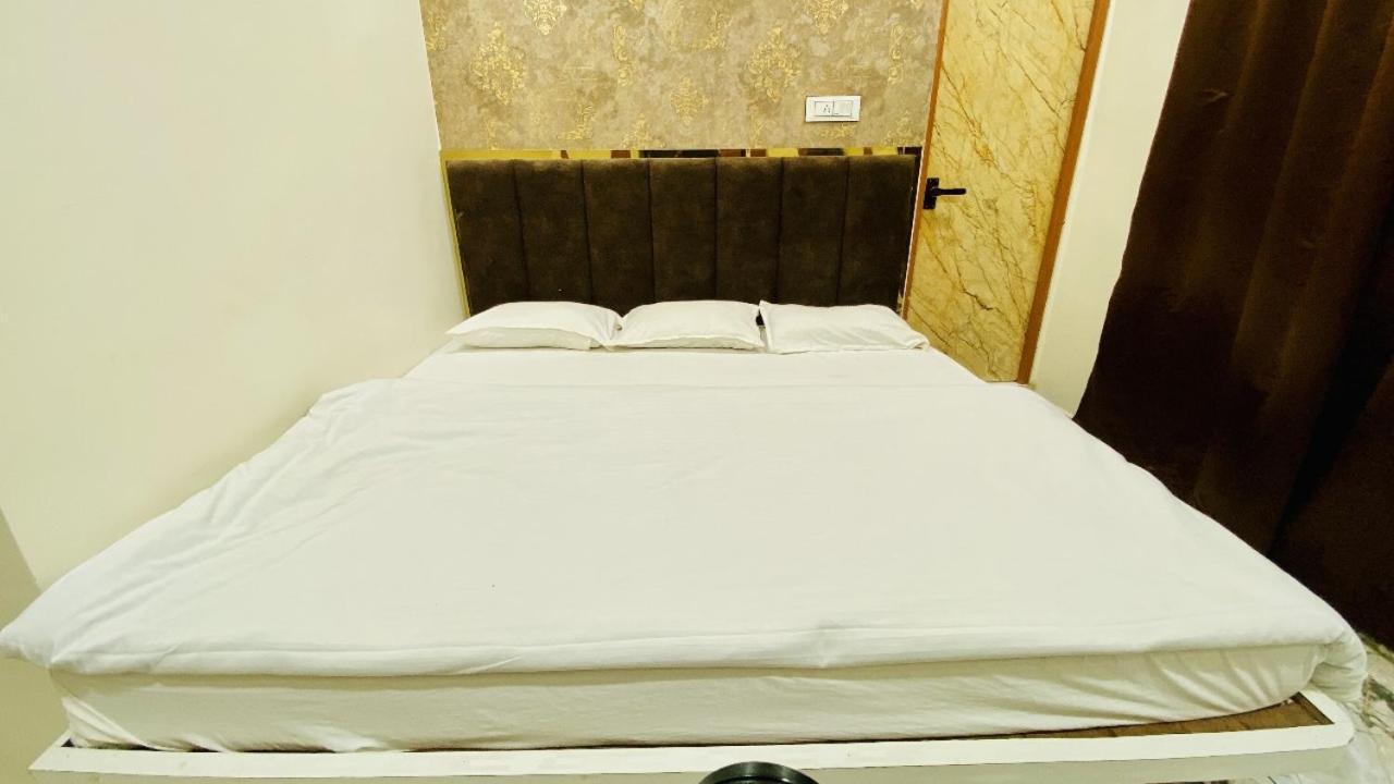Hotel Malay Inn Уджайн Екстериор снимка