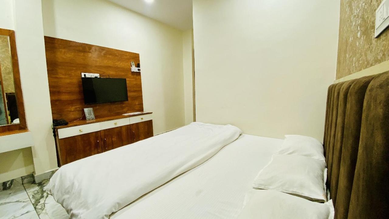 Hotel Malay Inn Уджайн Екстериор снимка