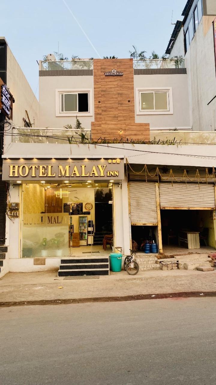 Hotel Malay Inn Уджайн Екстериор снимка