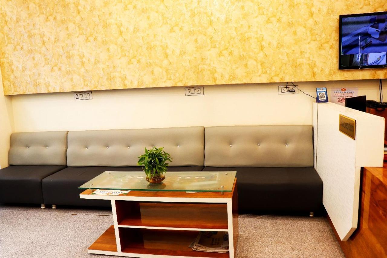 Hotel Malay Inn Уджайн Екстериор снимка